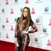 Jennifer Lopez usou macacão justo e com transparência Zuhair Murad Couture no Grammy Latino 2016