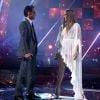 Para cantar com o ex-marido, Marc Anthony, homenageado do Grammy Latino 2016, Jennifer Lopez apostou em vestido branco assimétrico e com franjas La Bourjoisie