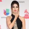 Paula Fernandes bronzeia as pernas, mas esquece os pés no Grammy Latino 2016
