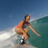 Maya Gabeira voltou a surfar no mar de uma praia do Havaí