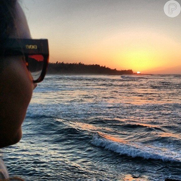 No primeiro dia de 2014, Maya Gabeira posta uma foto ao amanhecer e diante do mar do Havaí
