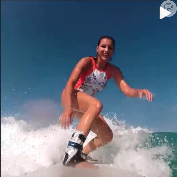 Maya Gabeira compartilhou um vídeo da sua volta ao mar onde aparece com um protetor no tornozelo da perna direita, fraturada no acidente