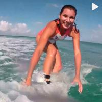 Maya Gabeira volta a surfar dois meses após acidente: '2014 de volta ao mar'