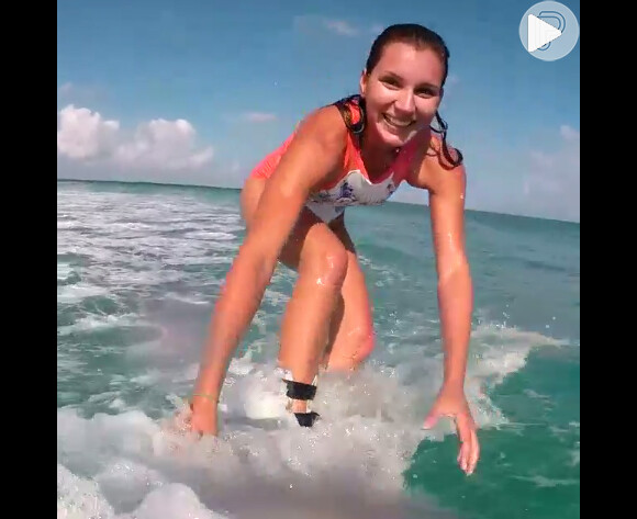Maya Gabeira inicia o ano surfando e posta vídeo em cima da prancha: '2014 de volta ao mar. Obrigada a todos pelo apoio e ao meu time nota mil! Minha primeira onda após meu acidente. Feliz por estar viva para viver mais um dia', escreve a surfista nesta quinta-feira, 2 de janeiro de 2014