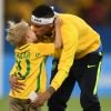 Neymar postou um vídeo em seu perfil do Instagram em que aparece fazendo exercícios ao lado do filho, Davi Lucca