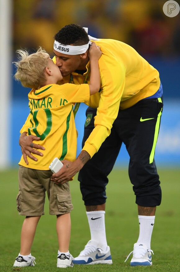 Neymar postou um vídeo em seu perfil do Instagram em que aparece fazendo exercícios ao lado do filho, Davi Lucca