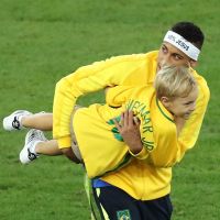 Neymar faz exercícios acompanhado do filho, Davi Lucca: 'Treinando com o papai'