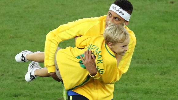 Neymar faz exercícios acompanhado do filho, Davi Lucca: 'Treinando com o papai'