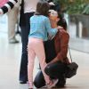 Giovanna Antonelli dá um estalinho na filha durante passeio no shopping
