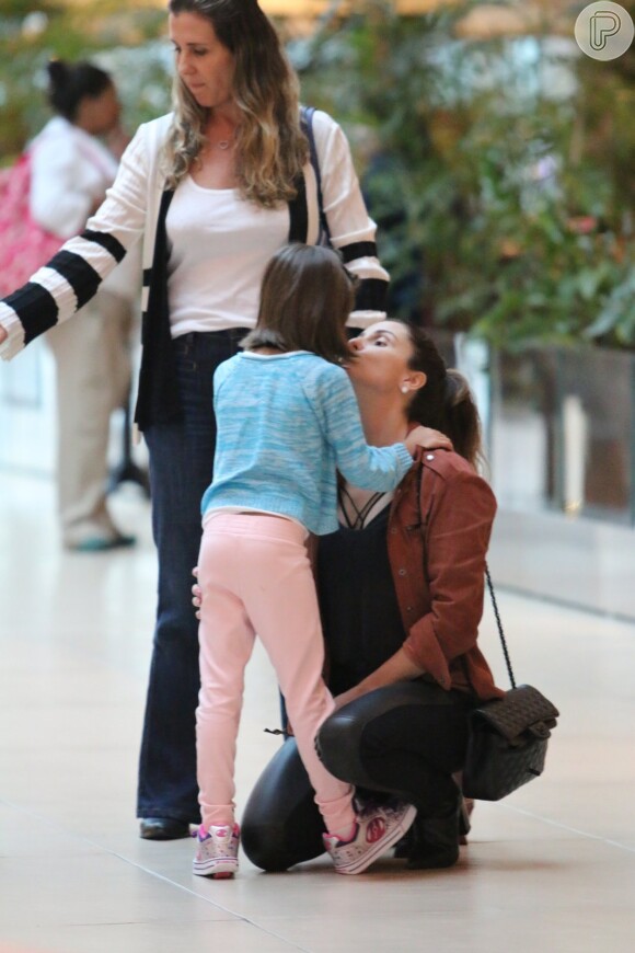 Giovanna Antonelli dá um estalinho na filha durante passeio no shopping