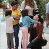 Giovanna Antonelli conversa com a filha ao deixar restaurante no Rio