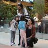 Giovanna Antonelli conversa com as filhas, Antonia e Sofia, em passeio no shopping Village Mall