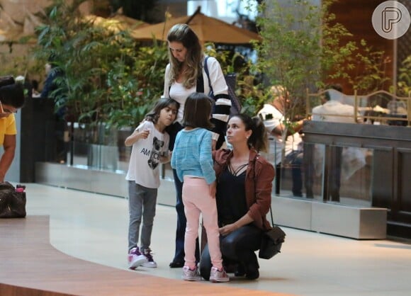 Giovanna Antonelli conversa com as filhas, Antonia e Sofia, em passeio no shopping Village Mall