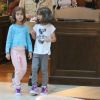 As gêmeas Sofia e Antônia roubam a cena ao deixar restaurante com a mãe