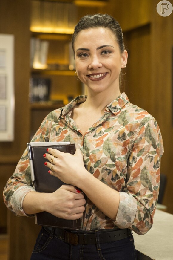 Keila (Carolina Lopez), a secretária do prefeito, vai se tornar aliada de Beth (Regiane Alves), na novela 'A Lei do Amor'