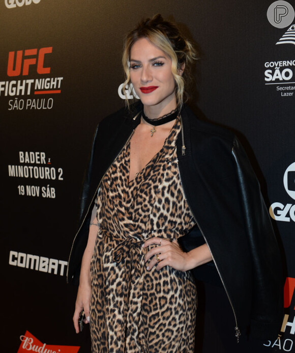 Giovanna Ewbank opta por look animal print para evento do UFC