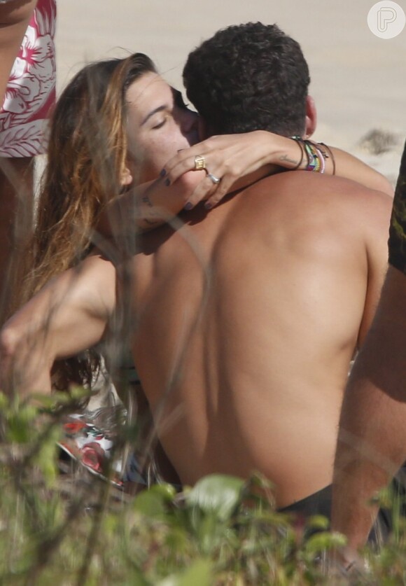 Cauã Reymond e Mariana Goldfarb trocam beijos na Prainha, na Zona Oeste do Rio de Janeiro, em 20 de novembro de 2016