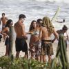 Cauã Reymond e Mariana Goldfarb curtem praia ao lado de amigos