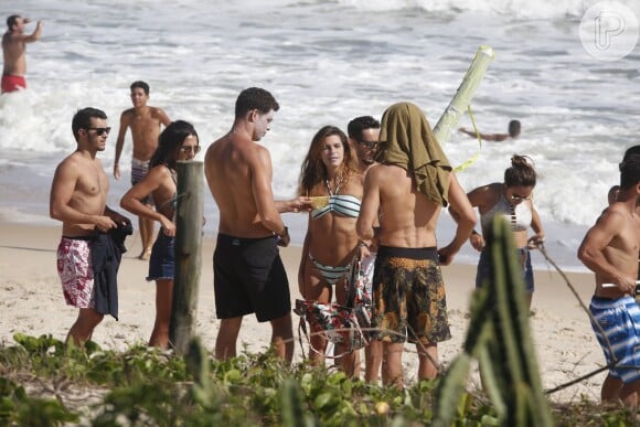 Cauã Reymond e Mariana Goldfarb curtem praia ao lado de amigos