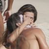 Cauã Reymond e Mariana Goldfarb trocam carinhos em praia do Rio ao lado de amigos