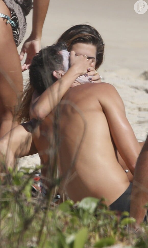 Cauã Reymond e Mariana Goldfarb trocam carinhos em praia do Rio ao lado de amigos