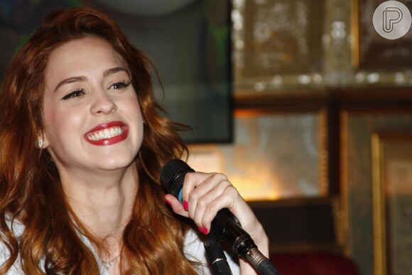 Sophia Abrahão acaba de lançar seu segundo single, 'Flores', e pretende sair em turnê em 2014