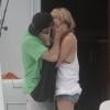 Charlie Sheen e Brett Rossi se beijam