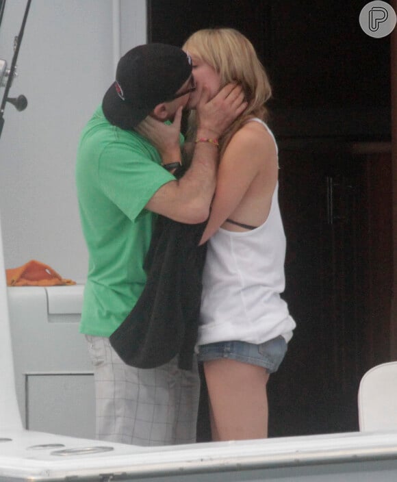 Charlie Sheen e Brett Rossi se beijam