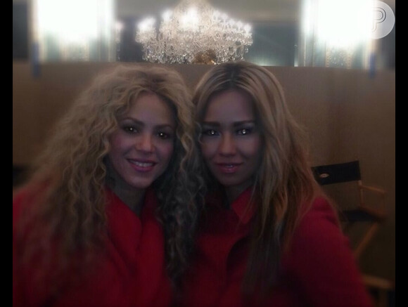 A modelo Alexita divulgou uma foto ao lado de Shakira durante as gravações do clipe da música 'Can't Remember to Forget You', que tem a participação de Rihanna
