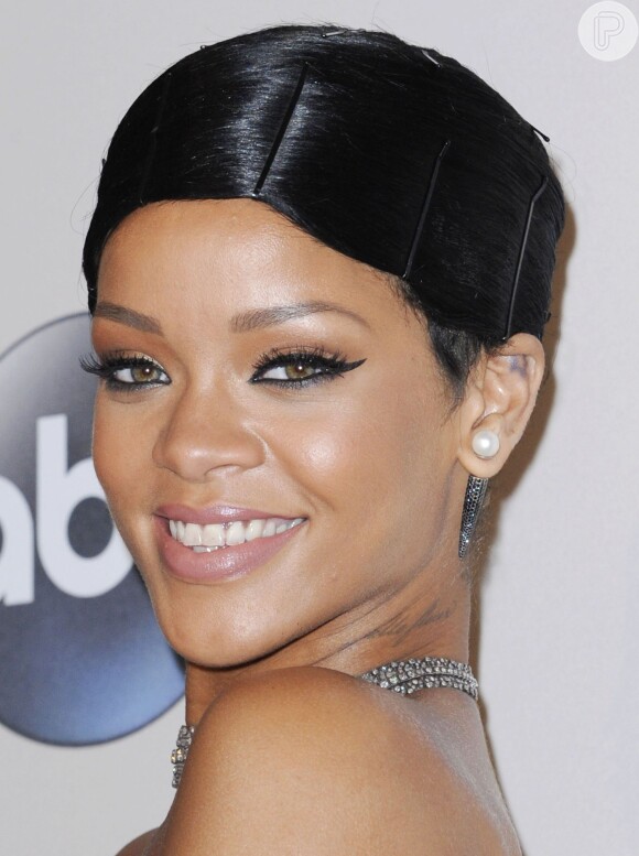 Rihanna publicou uma foto de divulgação da música 'Can't Remember to Forget You', de Shakira, na qual faz participação, em 7 de janeiro de 2013