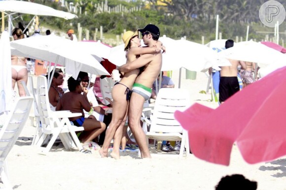 Flávia Alessandra trocou muitos beijos apaixonados com o marido, Otaviano Costa, na praia da Barra da Tijuca, na zona oeste do Rio, na tarde deste sábado, 5 de janeiro de 2013
