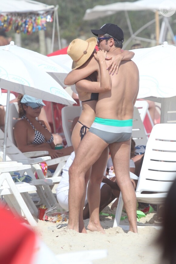 Flávia e Otaviano se beijam na praia da Barra da Tijuca, na zona oeste do Rio