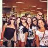 Anitta com fãs ao desembarcar no aeroporto do Espírito Santo