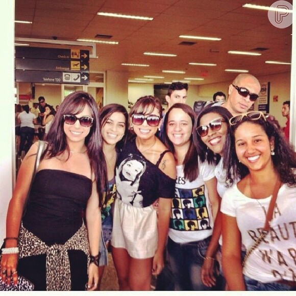 Anitta com fãs ao desembarcar no aeroporto do Espírito Santo