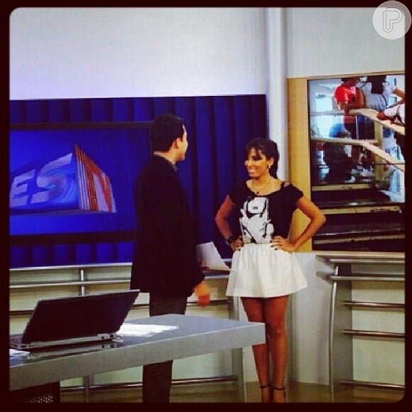 Anitta no programa noticiário local do Espírito Santo