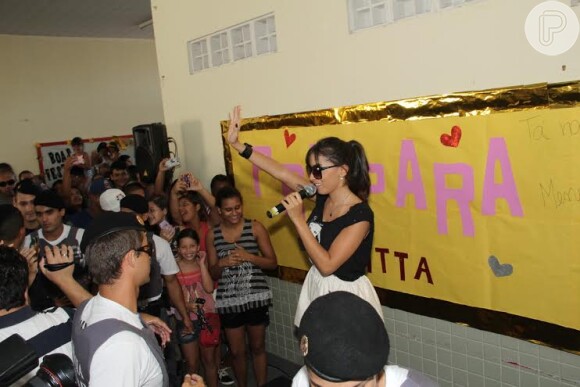 Anitta ajuda a arrecadar doações para vítimas de enchentes do Espírito Santo no colégio João Calmon, nesta terça-feira, 6 de janeiro de 2014