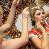 Antonia Fontenelle experimenta adereços para o Carnaval 2014 no barracão da Grande Rio