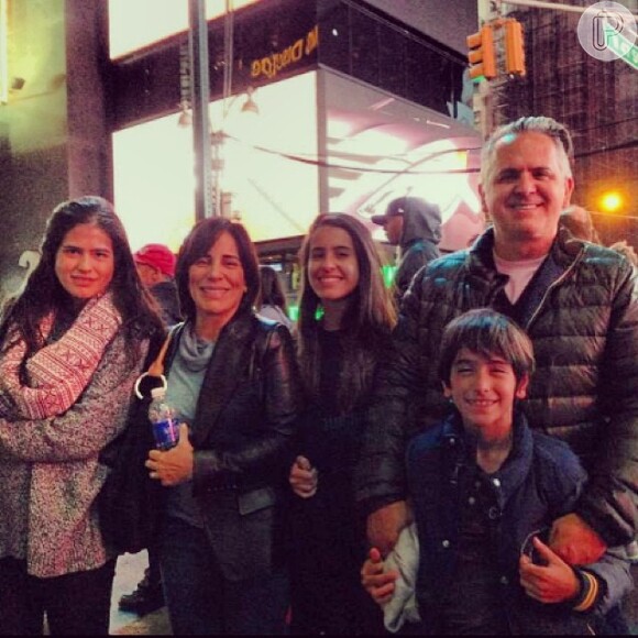 Gloria Pires posa para foto com a família em Nova York, nos Estados Unidos