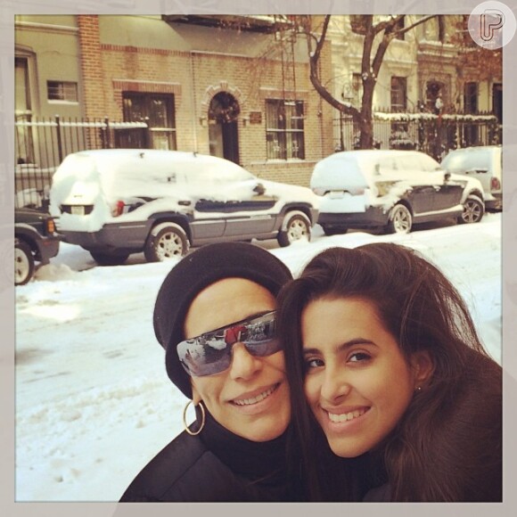 Gloria Pires posa com a filha Ana Morais em Nova York, nos Estados Unidos