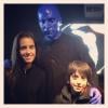 Ana Morais e Bento Morais tiram foto com o integrante do Blue Man Group