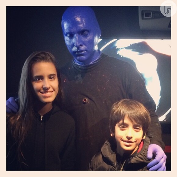 Ana Morais e Bento Morais tiram foto com o integrante do Blue Man Group