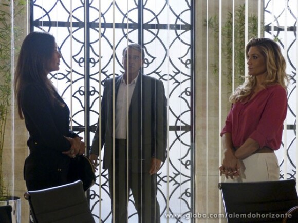 Heloisa (Flavia Alessandra) e Maria Tereza (Carolina Ferraz) se enfrentam no escritório de Thomaz (Alexandre Borges), em 'Além do Horizonte'