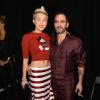 Miley Cyrus posa ao lado do estilista Marc Jacobs