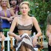 Miley Cyrus usa conjunto Marc Jacobs no programa Good Morning America, em 2013