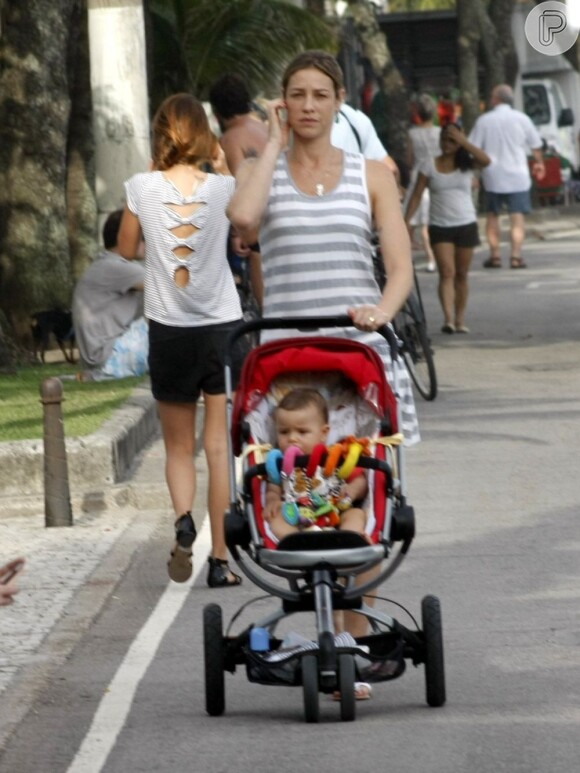 Luana Piovani passeia com o filho, Dom, de 9 meses, em dezembro de 2012