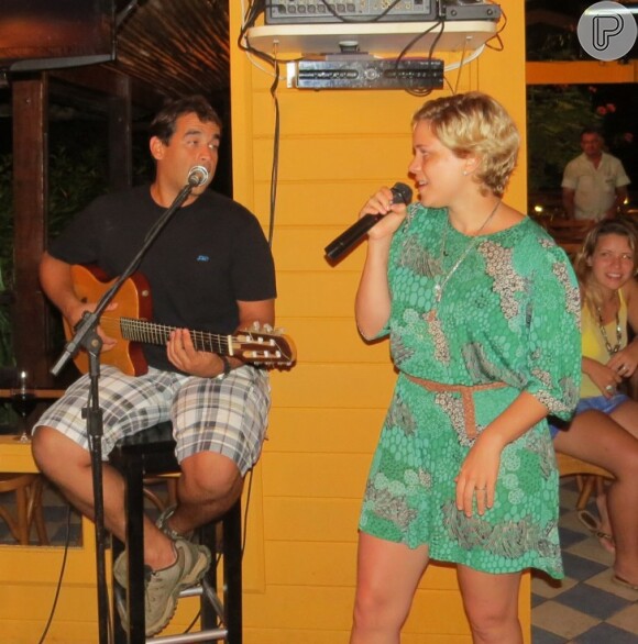 Leandra Leal passa férias em Fernando de Noronha e solta a voz ao lado do músico Buiu com a música 'Like a Virgin', de Madonna, na noite desta quarta-feira, 8 de janeiro de 2014