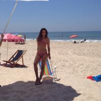 Juliana Paiva, de 'Além do Horizonte', é clicada de biquíni em praia carioca