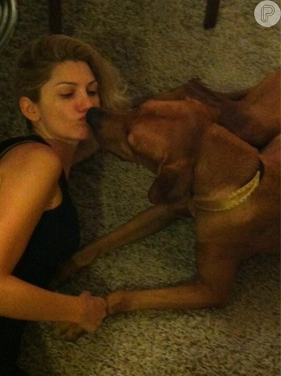 Antonia é clicada beijando sua cadela, em casa