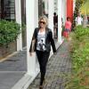 Antonia passeia com seu filho Samuel, em shopping da zona oeste do Rio