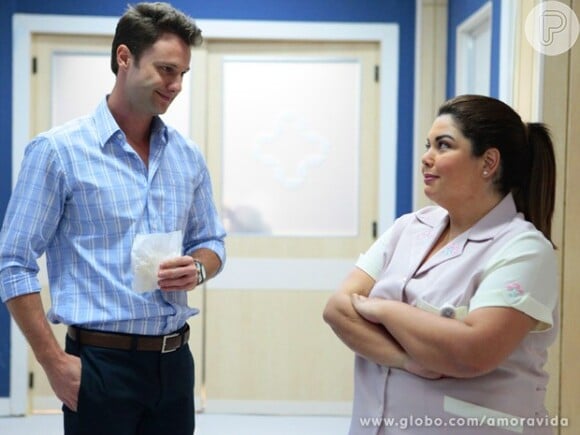 Atualmente a enfermeira namora o médico Vanderlei (Marcelo Argenta)